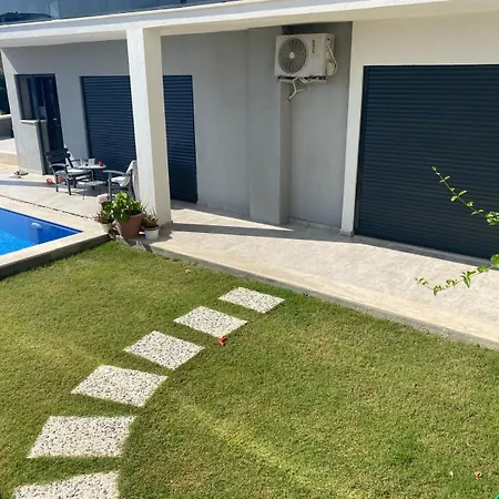 Denizmanzaralı Havuzlu Bahçe Katı * Çeşme