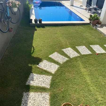 Denizmanzaralı Havuzlu Bahçe Katı Çeşme