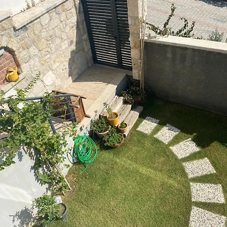 Denizmanzaralı Havuzlu Bahçe Katı Çeşme